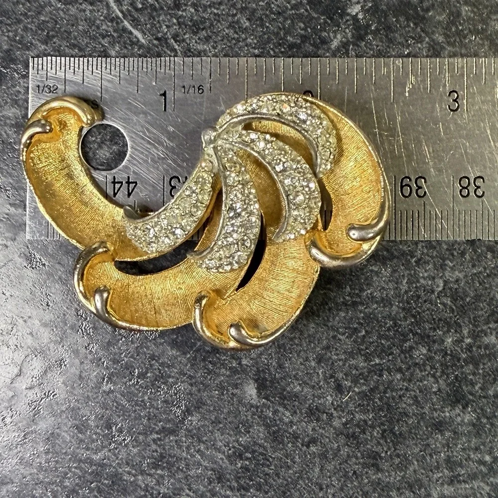 Vintage BSK Textured Swirl‎ Fan Leaf Rhinestone Gold Tone Brooch Pin LARGE